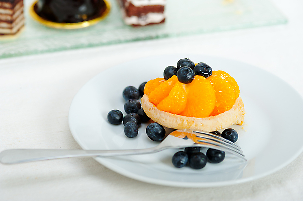 포토 JPG 해외이미지 포크 디저트 귤 실내 사람없음 흰배경 블루베리 과일타르트 타르트 해외포토 식기 음식 빵 백그라운드 과일 내부 흰색 파이_빵 파일형식 이미지허브