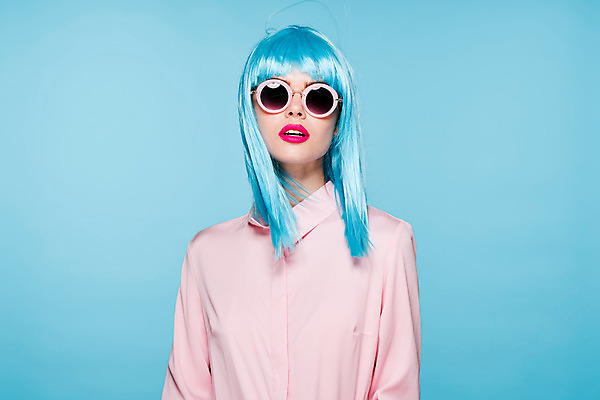 포토 JPG 해외이미지 여자 하늘색 한명 상반신 성인 앞모습 선글라스 가발 성인여자한명만 힙스터 해외포토 1 패션 안경 뷰포인트 사람 파란색 여자한명만 성인여자만 파일형식 이미지허브