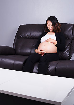 포토 JPG 해외이미지 백인 1 라이프스타일 여자 행복 컨셉 태국 엄마 휴식 주택 한국 실내 건강 사랑 한명 사람 앉기 동양인 성인 내부 소파 일본 검은색 중국 희망 임산부 임신 방 터치 흰색 아기 기다림 거짓말 돌봄 해외포토 서양인 감정 아시아 컬러 의자 가족 모션 인종 건물 생활 파일형식 이미지허브