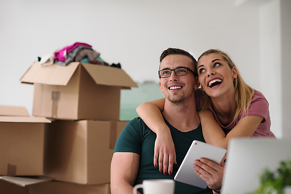 포토 JPG 해외이미지 부부 여자 남자 행복 화초 안기 사랑 들기 상반신 성인 두명 옆모습 컵 노트북 상자 태블릿 책상 이삿짐 성인만 어깨에손 해외포토 식물 식기 커플 감정 뷰포인트 가구 모션 사람 전자제품 스마트기기 이사 파일형식 이미지허브