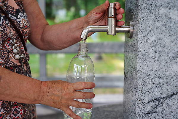 포토 JPG 해외이미지 손 여자 음료 백그라운드 컨셉 손가락 관리 성인 사람없음 물 젖음 신선 잡기 액체 개울 붓기 떨어짐 플라스틱 순수 해외포토 자연요소 모션 재질 사람 신체부위 강 파일형식 이미지허브