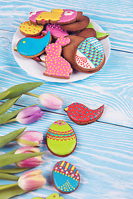 포토 JPG 해외이미지 접시 꽃 잎 사람없음 장식 화려 부활절계란 파란배경 새모양 토끼모양 진저쿠키 스프링클 나무배경 해외포토 모양 식물 식기 백그라운드 컨셉 부활절 파란색 쿠키 계란 파일형식 이미지허브