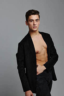 포토 JPG 해외이미지 백인 응시 남자 허리손 포즈 회색배경 실내 한명 정장 상반신 성인 앞모습 옆모습 근육질 성인남자한명만 바디프로필 해외포토 서양인 1 시선 옷 뷰포인트 백그라운드 근육 사람 내부 헬스 회색 몸매 남자한명만 성인남자만 파일형식 이미지허브