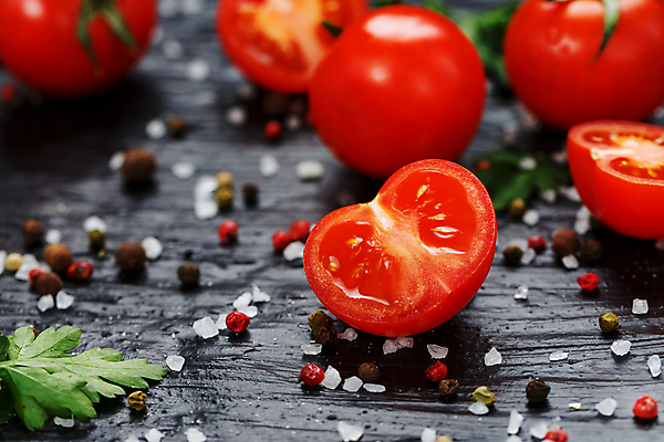 포토 JPG 해외이미지 토마토 방울토마토 검은배경 단면 실내 사람없음 아웃포커스 소금 통후추 해외포토 백그라운드 채소 촬영기법 내부 검은색 후추 파일형식 이미지허브
