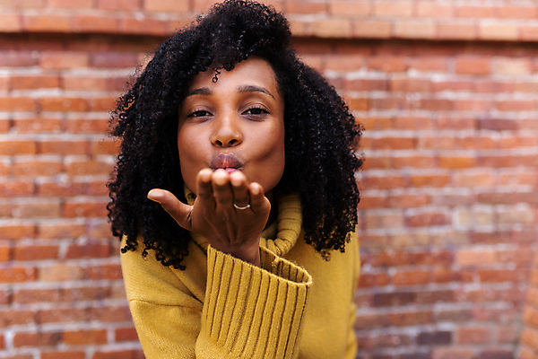 포토 JPG 해외이미지 주간 1 라이프스타일 헤어스타일 손 응시 행복 벽 장난 벽돌 키스 갈색머리 발렌타인데이 사랑 한명 서기 미소 사람 야외 가로 활발 기쁨 낭만 표현 유혹 타격 카피스페이스 해외포토 자연요소 시선 감정 컨셉 모션 데이이벤트 표정 생활 신체부위 공백 애정표현 파일형식 이미지허브