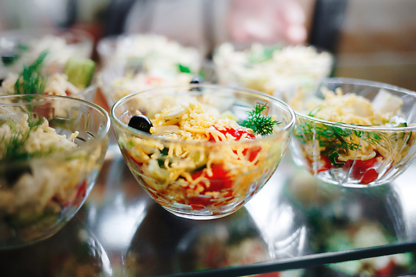 포토 JPG 해외이미지 라이프스타일 접시 음식 조각 백그라운드 잎 다이어트 토마토 채소 재료 부분 양파 오이 파슬리 건강 요리 사람없음 초록색 식사 저녁식사 샐러드 흰색 신선 사발 맛 상추 먹기 올리브 날것 시금치 점심식사 시저샐러드 영양분 채식주의자 비건 해외포토 식물 식기 열매 컬러 컨셉 모션 생활 사기그릇 채식 파일형식 이미지허브