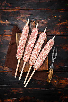 포토 JPG 해외이미지 식재료 실내 생고기 사람없음 하이앵글 날것 양고기 나무도마 양꼬치 나무배경 해외포토 음식 뷰포인트 백그라운드 도마 육류 내부 목재 파일형식 이미지허브