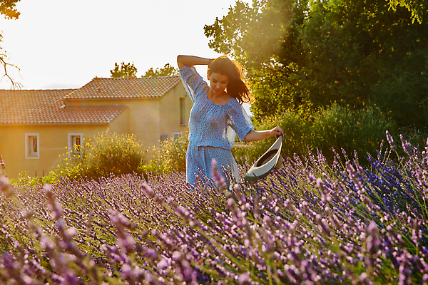 포토 JPG 해외이미지 주간 나무 여자 주택 한명 들기 손짓 상반신 성인 야외 앞모습 보라색 프랑스 라벤더 프로방스 성인여자한명만 해외포토 자연요소 식물 1 꽃 유럽 뷰포인트 컬러 모션 사람 건물 허브 여자한명만 성인여자만 파일형식 이미지허브