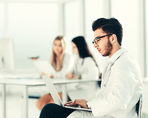 포토 JPG 해외이미지 직업 남자 백그라운드 컨셉 유니폼 인터넷 비즈니스 통신 청진기 탁자 직장 건강 병원 사람 앉기 치료 세명 노트북 컴퓨터 사무실 약 펜 방 장비 환자 간호사 의사 흰색 업무 작업 질병 책상 서비스 상담 문서 돌봄 서류판 해외포토 옷 컬러 가구 회사 의학 의료기기 모션 전자제품 필기구 사무용품 의료진 파일형식 이미지허브