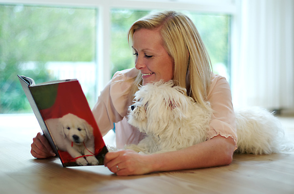 포토 JPG 해외이미지 한마리 라이프스타일 응시 여자 행복 반려견 엎드리기 함께함 실내 한명 상반신 성인 앞모습 책 반려동물 독서 잡기 개 강아지 주인 성인여자한명만 해외포토 동물 1 시선 감정 뷰포인트 컨셉 포유류 모션 사람 내부 생활 여자한명만 성인여자만 파일형식 이미지허브