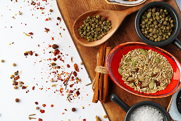 포토 JPG 해외이미지 식재료 실내 사람없음 혼합 향신료 흰배경 굵은소금 나무도마 시나몬스틱 통후추 해외포토 백그라운드 도마 내부 목재 흰색 소금 후추 시나몬 향미료 파일형식 이미지허브