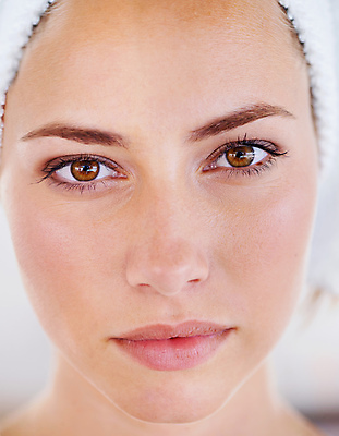 포토 JPG 해외이미지 응시 여자 얼굴 한명 성인 수건 뷰티 성인여자한명만 해외포토 1 시선 사람 신체부위 위생용품 여자한명만 성인여자만 파일형식 이미지허브