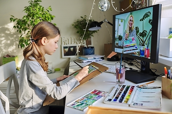 포토 JPG 해외이미지 여자 교육 어린이 인터넷 교실 미술 상반신 성인 두명 앞모습 옆모습 컴퓨터 모니터 물감 그리기 팔레트 책상 그림 미술교육 동영상 온라인강의 여자만 해외포토 뷰포인트 가구 학교 모션 문화예술 사람 전자제품 미술도구 강의 파일형식 언택트 이미지허브