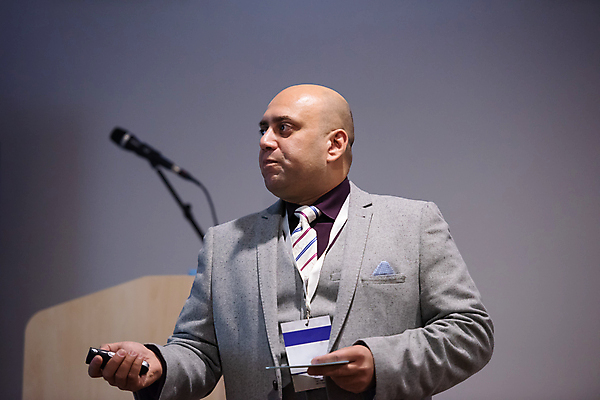 포토 JPG 해외이미지 남자 실내 말하기 한명 들기 정장 상반신 성인 앞모습 비즈니스맨 강의 강당 세미나 성인남자한명만 해외포토 1 옷 뷰포인트 비즈니스 모션 사람 내부 직장인 남자한명만 성인남자만 파일형식 이미지허브