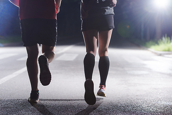 포토 JPG 해외이미지 주간 여자 남자 도로 함께함 성인 야외 두명 뒷모습 빛 달리기 조깅 하반신 마라톤 달리기선수 성인만 해외포토 자연요소 길 뷰포인트 컨셉 교통시설 모션 사람 경기 운동 육상스포츠 육상선수 파일형식 이미지허브