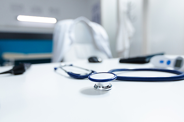 포토 JPG 해외이미지 청진기 탁자 실내 병원 사람없음 아웃포커스 진료실 해외포토 가구 의학 의료기기 촬영기법 내부 진료 파일형식 이미지허브