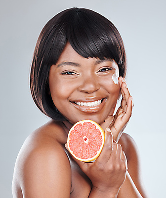 포토 JPG 해외이미지 모델 응시 여자 백그라운드 한명 들기 상반신 성인 옆모습 뷰티 우아함 자몽 피부 크림 바르기 성인여자한명만 카피스페이스 해외포토 1 시선 뷰포인트 컨셉 과일 모션 사람 신체부위 공백 여자한명만 성인여자만 파일형식 이미지허브