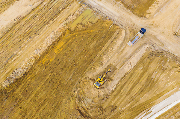 포토 JPG 해외이미지 직업 산업 도로 지구 모래 안테나 사람없음 야외 건물 노란색 힘 기계 흙 장비 업무 바퀴 정상 땅 불도저 굴착기 발굴 양동이 짐차 드론 땅바닥 조감도 해외포토 건축물 길 컬러 통신 교통시설 자동차 바닥 작업 중장비 파일형식 이미지허브