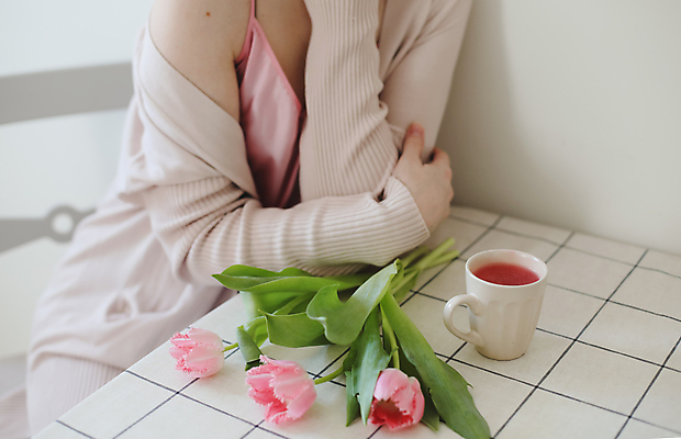 포토 JPG 해외이미지 백인 여자 꽃 행복 감정 얼굴 분홍색 백그라운드 컨셉 꽃무늬 신체 자연 친절 주택 건강 사랑 한명 미소 뷰티 봄 낭만 튤립 표현 인사 신선 우아함 피부 순수 입술 냄새 스킨케어 내추럴 돌봄 스타일 어머니의날 해외포토 서양인 식물 1 계절 기념일 컬러 무늬 모션 표정 사람 건물 신체부위 예절 생태계 미국문화 파일형식 이미지허브