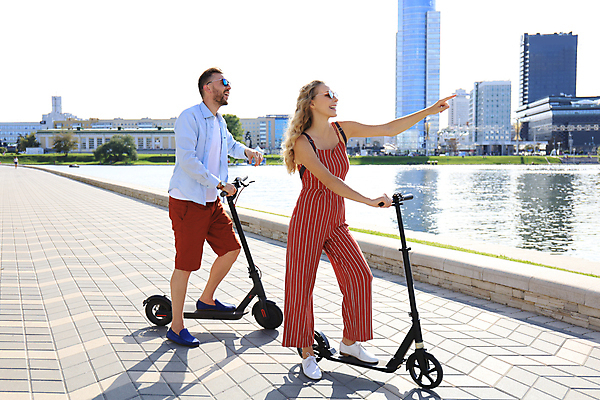 포토 JPG 해외이미지 전신 커플 여자 남자 여행 그림자 웃음 빌딩 성인 야외 두명 옆모습 강 선글라스 가리킴 성인만 전동퀵보드 해외포토 안경 육상교통 뷰포인트 관계 표정 사람 손짓 건물 퀵보드 파일형식 이미지허브