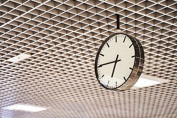 포토 JPG 해외이미지 디자인 벽 시계 백그라운드 컨셉 비즈니스 모션 아침 새로움 사람없음 장식 사무실 숫자 반사 금속 시간 업무 원형 클래식 우아함 공항 저녁 6 연도 심볼 손목시계 측정 오브젝트 속도 천장 질감 심플 다이얼 느림 계량기 타이머 7 마감 분 순간 조언 철강 충고 해외포토 주간 도형 문자 장신구 교통시설 재질 작업 야간 파일형식 이미지허브