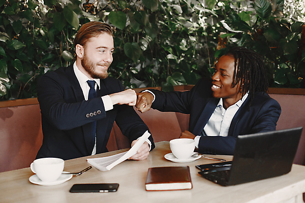 포토 JPG 해외이미지 백인 모델 학생 남자 얼굴 커피 백그라운드 컨셉 셔츠 2 비즈니스 탁자 수염 서기 사람 앉기 인종 두명 유행 우주 검은색 머그컵 흰색 표현 비즈니스맨 자신감 경영자 긍정 고립 섞기 스타일 해외포토 서양인 감정 음료 컬러 가구 상의 모션 신체부위 컵 직장인 리더 파일형식 이미지허브