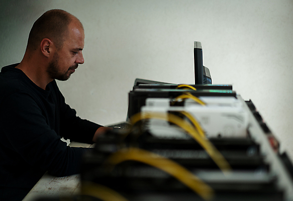 포토 JPG 해외이미지 돈 인터넷 비즈니스 설계 관리 정보기술 한명 금융 경제 전자제품 컴퓨터 알약 디지털 스크린 동전 자료 도구 잡기 작업 비즈니스맨 네트워크 계획 방향 발굴 사인 무역 전자 쇼 조절 전자상거래 경영 데이터베이스 마케팅 서버 조작 프로그래머 하드웨어 가상 네트워킹 해외포토 직업 1 남자 산업 컨셉 모션 기술 사람 약 직장인 재산 파일형식 이미지허브