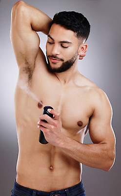 포토 JPG 해외이미지 서양인 남자 한명 들기 상반신 성인 앞모습 뷰티 뿌리기 근육질 성인남자한명만 탈취제 해외포토 외국인 1 뷰포인트 모션 근육 사람 몸매 남자한명만 성인남자만 파일형식 이미지허브