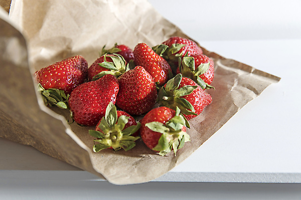 포토 JPG 해외이미지 종이 탁자 딸기 사람없음 해외포토 가구 과일 파일형식 이미지허브