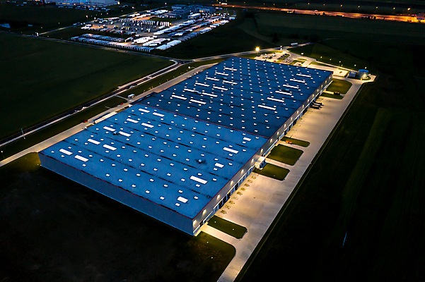 포토 JPG 해외이미지 공원 산업 도로 비즈니스 교통시설 자동차 안테나 사람없음 건물 트럭 화물 도시 센터 상품 정상 야간 주식 컨테이너 창고 상업 머리위 지역 트랙터 수납 짐차 무거움 트레일러 물류 슈퍼마켓 드론 분배 수입 터미널 해외포토 자연요소 건축물 공공시설 길 육상교통 교통 통신 금융 상점 운송업 무게 농기계 시설 특수차량 파일형식 이미지허브