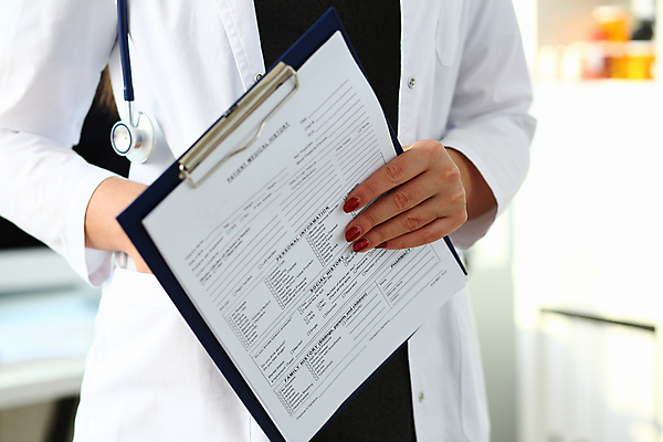 포토 JPG 해외이미지 여자 의학 실내 한명 들기 상반신 성인 앞모습 아웃포커스 의사 서류판 진료기록부 성인여자한명만 해외포토 1 뷰포인트 모션 촬영기법 사람 내부 사무용품 진료 의료진 여자한명만 성인여자만 파일형식 이미지허브