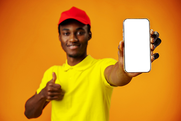 포토 JPG 해외이미지 서양인 한명 들기 상반신 성인 앞모습 스마트폰 소프트포커스 집중 따봉 보여주기 손뻗기 주목 성인남자한명만 해외포토 외국인 1 뷰포인트 컨셉 모션 촬영기법 사람 핸드폰 스마트기기 최고 남자한명만 성인남자만 파일형식 이미지허브