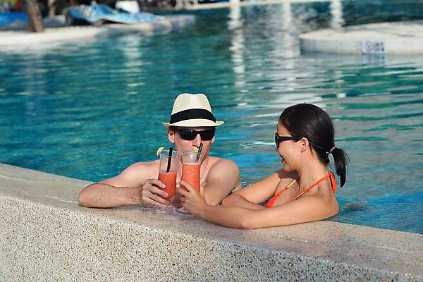 포토 JPG 해외이미지 커플 여자 남자 수영복 음료 휴식 잔 수영장 빨대 들기 상반신 성인 두명 옆모습 선글라스 마주보기 수영 성인만 해외포토 식기 옷 안경 뷰포인트 컨셉 관계 모션 사람 수상스포츠 파일형식 이미지허브