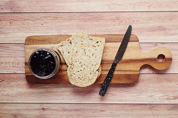 포토 JPG 해외이미지 유리병 실내 사람없음 하이앵글 나이프 달콤 식빵 블루베리 과일잼 나무도마 나무배경 해외포토 식기 빵 뷰포인트 백그라운드 과일 병_용기 도마 내부 목재 칼 맛 잼 파일형식 이미지허브