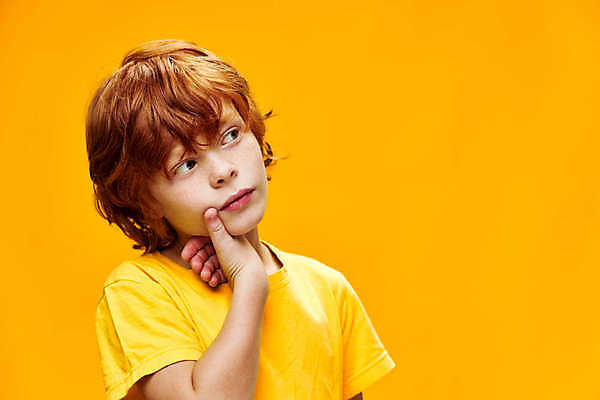 포토 JPG 해외이미지 서양인 응시 남자 어린이 생각 실내 한명 손짓 소년 상반신 앞모습 노란색 노란배경 소년한명만 카피스페이스 해외포토 외국인 1 시선 뷰포인트 컬러 백그라운드 모션 사람 내부 공백 남자한명만 소년만 파일형식 이미지허브