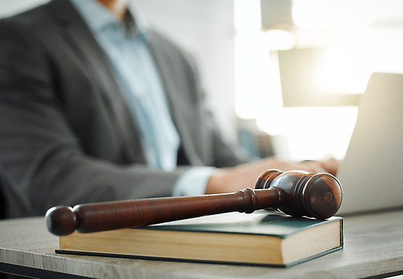 포토 JPG 해외이미지 남자 실내 한명 상반신 성인 옆모습 아웃포커스 책 법률가 법 의사봉 변호사 성인남자한명만 해외포토 직업 1 뷰포인트 촬영기법 사람 내부 남자한명만 성인남자만 파일형식 이미지허브