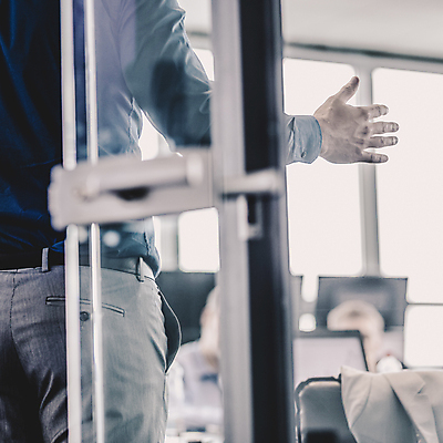 포토 JPG 해외이미지 남자 비즈니스 실내 한명 서기 상반신 성인 뒷모습 아웃포커스 손들기 비즈니스맨 세미나 성인남자한명만 해외포토 1 뷰포인트 모션 촬영기법 사람 내부 직장인 남자한명만 성인남자만 파일형식 이미지허브