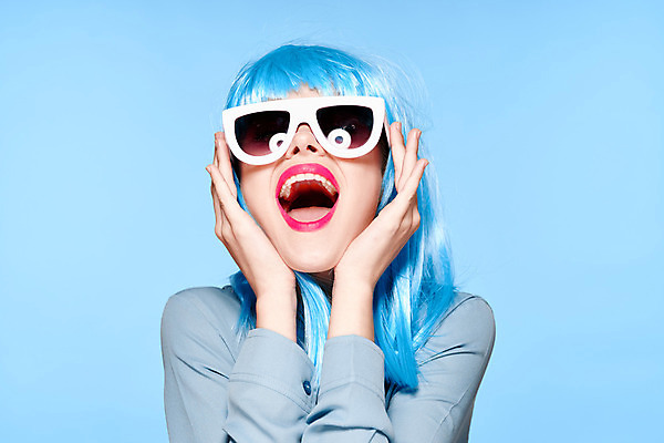 포토 JPG 해외이미지 여자 포즈 하늘색 한명 상반신 성인 앞모습 선글라스 가발 성인여자한명만 힙스터 해외포토 1 패션 안경 뷰포인트 사람 파란색 여자한명만 성인여자만 파일형식 이미지허브