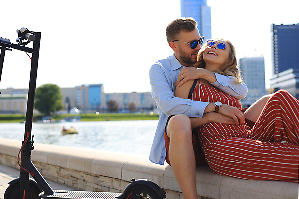 포토 JPG 해외이미지 커플 여자 남자 여행 안기 웃음 앉기 성인 야외 두명 강 선글라스 성인만 전동퀵보드 해외포토 안경 육상교통 관계 모션 표정 사람 퀵보드 파일형식 이미지허브