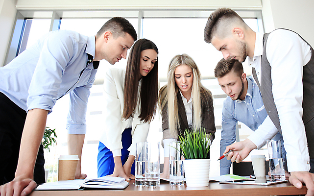 포토 JPG 해외이미지 서양인 여자 남자 화분 회사 회의 들기 정장 여러명 상반신 성인 앞모습 옆모습 펜 공책 업무 비즈니스맨 비즈니스우먼 물컵 손짚기 성인만 내려보기 해외포토 외국인 옷 뷰포인트 다수 비즈니스 모션 문구용품 사람 손짓 컵 필기구 작업 직장인 파일형식 이미지허브