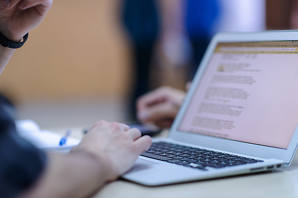 포토 JPG 해외이미지 손 비즈니스 실내 아웃포커스 신체부위 노트북 소프트포커스 세미나 해외포토 촬영기법 사람 내부 전자제품 파일형식 이미지허브