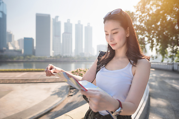 포토 JPG 해외이미지 백인 라이프스타일 여자 행복 아시아 여행 백그라운드 지도 배낭 휴가 휴식 거리 항해 한명 미소 사람 동양인 성인 야외 여름 유행 여행객 카메라 일본 중국 도시 주말 두바이 백패커 힙스터 해외포토 서양인 1 계절 패션 감정 나라 컨셉 배_교통 가방 표정 인종 생활 전자제품 아랍에미리트 파일형식 이미지허브
