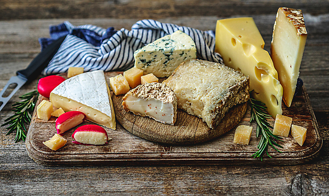 포토 JPG 해외이미지 치즈 실내 사람없음 안주 나무도마 블루치즈 까망베르치즈 에멘탈치즈 나무배경 와인플래터 해외포토 백그라운드 유제품 도마 내부 목재 파일형식 이미지허브