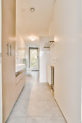 포토 JPG 해외이미지 선반 실내 사람없음 인테리어 복도 세면대 화장실 서랍장 심플 변기 라디에이터 해외포토 디자인 가구 내부 파일형식 이미지허브