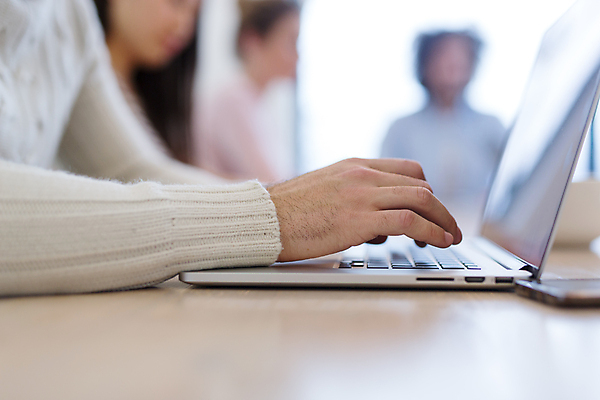 포토 JPG 해외이미지 손 여자 남자 비즈니스 실내 상반신 성인 앞모습 옆모습 아웃포커스 신체부위 세명 노트북 비즈니스맨 비즈니스우먼 세미나 성인만 해외포토 뷰포인트 촬영기법 사람 내부 전자제품 직장인 파일형식 이미지허브