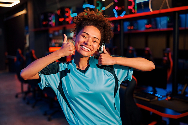 포토 JPG 해외이미지 여자 한명 상반신 성인 취미 앞모습 경쟁 게임 사이버 따봉 게이머 성인여자한명만 해외포토 1 뷰포인트 컨셉 놀이 사람 최고 여자한명만 성인여자만 파일형식 이미지허브