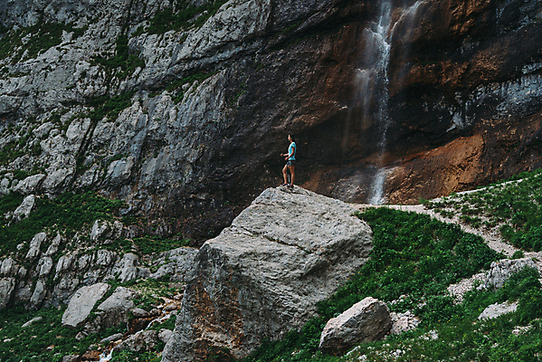 포토 JPG 해외이미지 백인 1 라이프스타일 여자 여행 자연 산 한명 사람 성인 야외 여름 여행객 트래킹 폭포 하이킹 막대기 모험가 하이커 해외포토 서양인 계절 레저 생활 생태계 파일형식 이미지허브