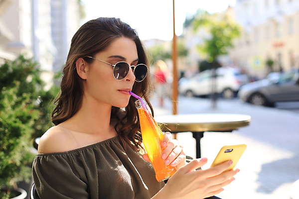 포토 JPG 해외이미지 주간 응시 여자 음료 한명 들기 상반신 성인 야외 옆모습 아웃포커스 스마트폰 선글라스 마시기 도시 성인여자한명만 해외포토 자연요소 1 시선 안경 뷰포인트 모션 촬영기법 사람 핸드폰 스마트기기 여자한명만 성인여자만 파일형식 이미지허브