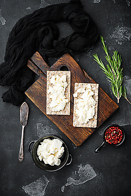 포토 JPG 해외이미지 검은배경 치즈 실내 사람없음 하이앵글 크래커 애피타이저 로즈메리 나무도마 잼나이프 페타치즈 호밀크래커 해외포토 음식 뷰포인트 백그라운드 유제품 도마 내부 목재 쿠키 검은색 나이프 허브 파일형식 이미지허브