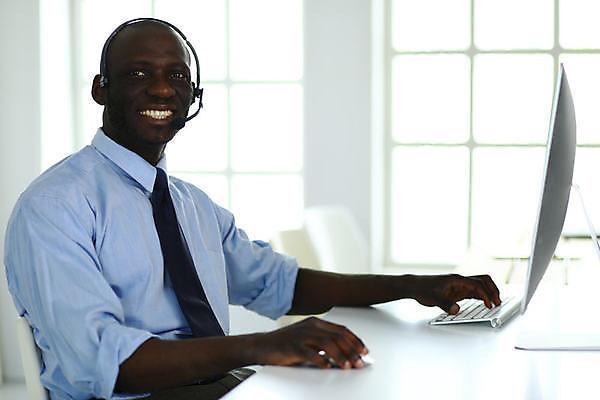 포토 JPG 해외이미지 직업 1 응시 옷 남자 종이 흑인 백그라운드 인터넷 비즈니스 탁자 실내 사람 앉기 인종 사람없음 30대 컴퓨터 사무실 독서 연필 머리 헤드폰 잡기 업무 비즈니스맨 중앙 집중 책상 명상 경영자 문서 바쁨 점검 심각 해외포토 서양인 시선 음향기기 가구 컨셉 모션 학용품 내부 신체부위 장년 전자제품 필기구 작업 직장인 리더 파일형식 이미지허브